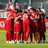 Les joueurs du FC Sion réunis au centre du terrain lors de la rencontre face à Yverdon Sport